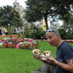 pause gourmande dans le parc central, Miraflorès