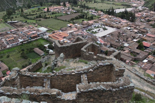 Ollantaytambo vu des ruines, sur fond de manifestation
