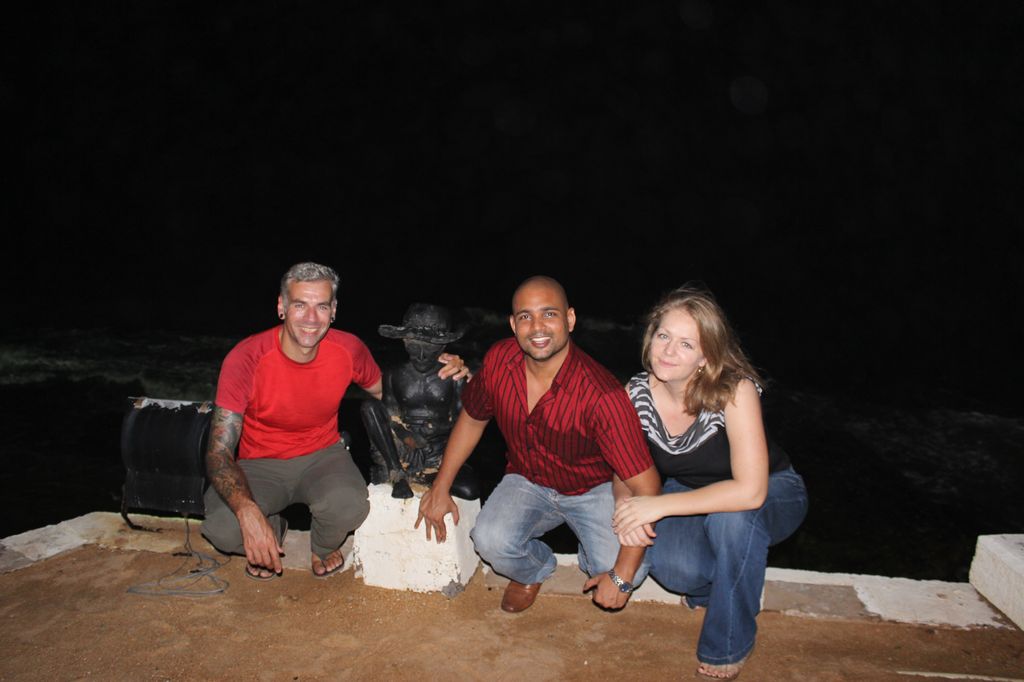 je me suis fait remplacer pour la photo! La plage du Galle Face Hotel.